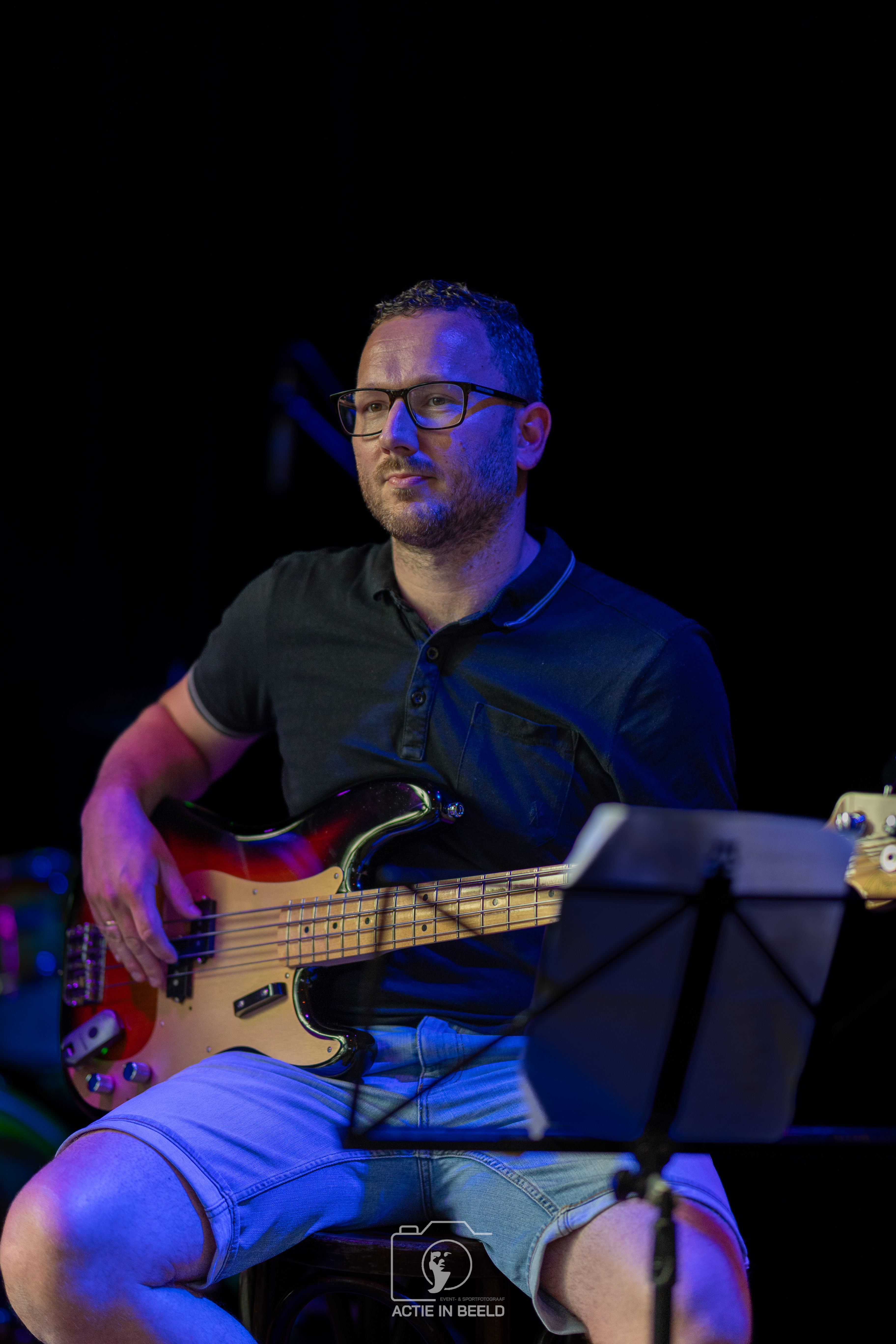 Chris aan de basgitaar